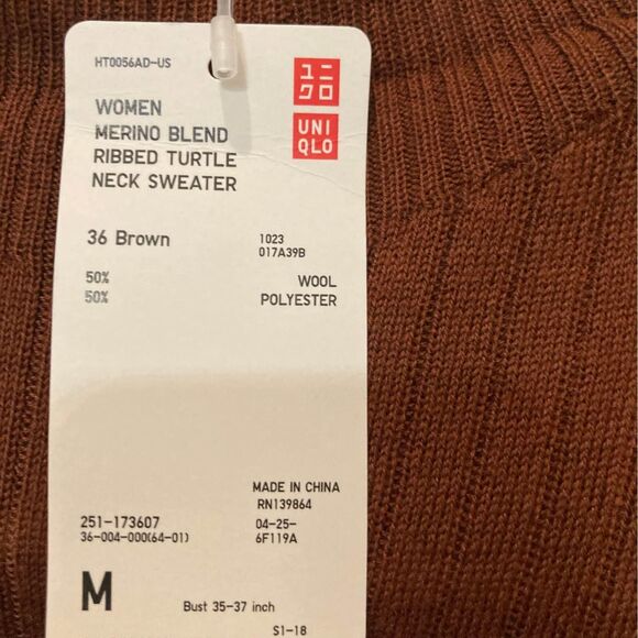 NWT Womens Uniqlo turtle neck sweater- size M - Picture 2 of 2